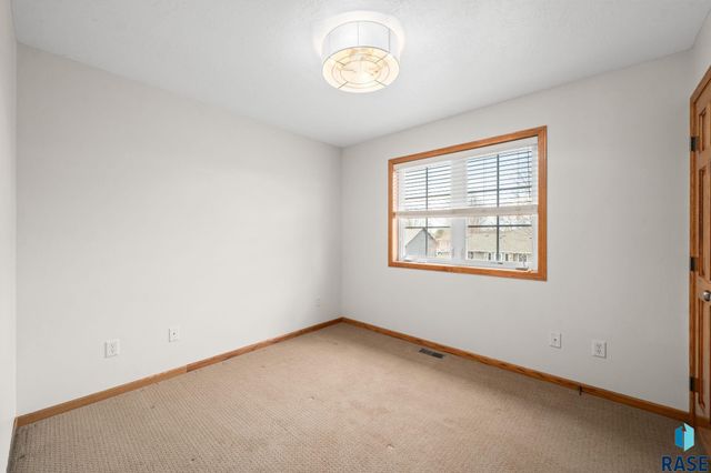 716 W Laquinta St Street, Sioux Falls, SD 57108