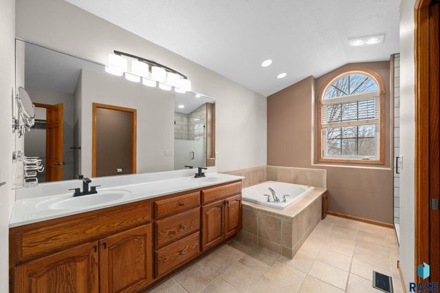 716 W Laquinta St Street, Sioux Falls, SD 57108
