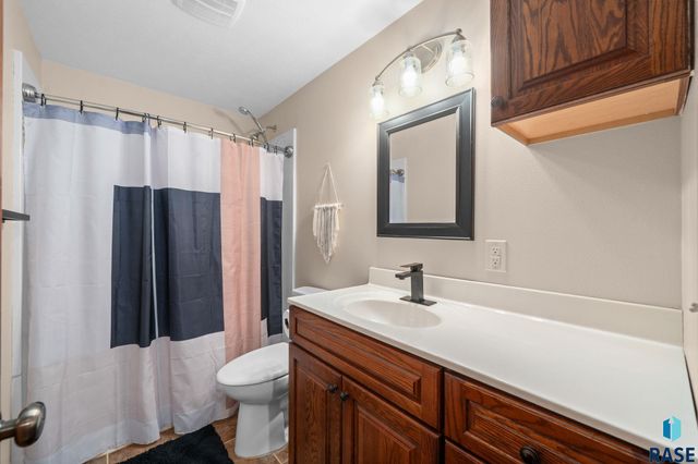 716 W Laquinta St Street, Sioux Falls, SD 57108