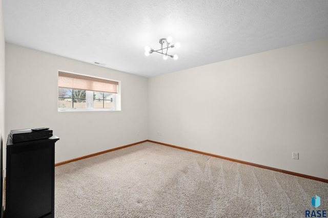 716 W Laquinta St Street, Sioux Falls, SD 57108