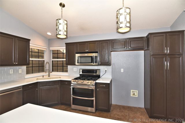 1105 N Hemlock Avenue, Broken Arrow, OK 74012