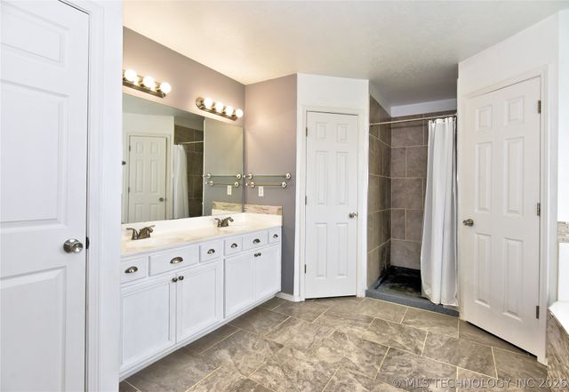 1105 N Hemlock Avenue, Broken Arrow, OK 74012