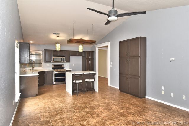 1105 N Hemlock Avenue, Broken Arrow, OK 74012