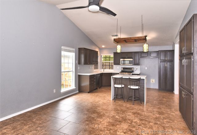 1105 N Hemlock Avenue, Broken Arrow, OK 74012