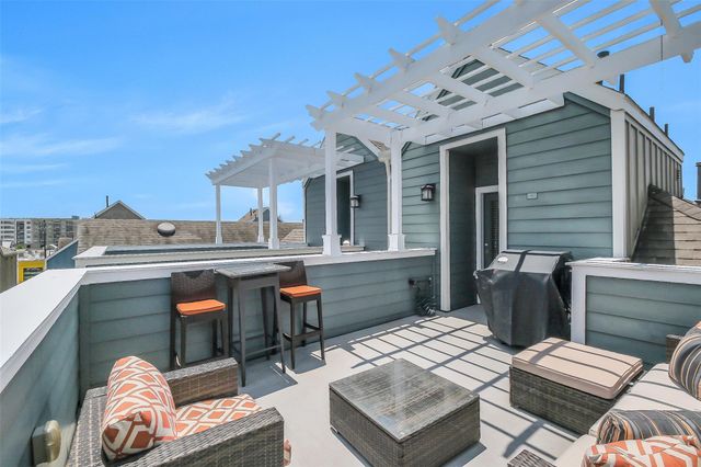 714 N Shepherd Drive, Houston, TX 77007