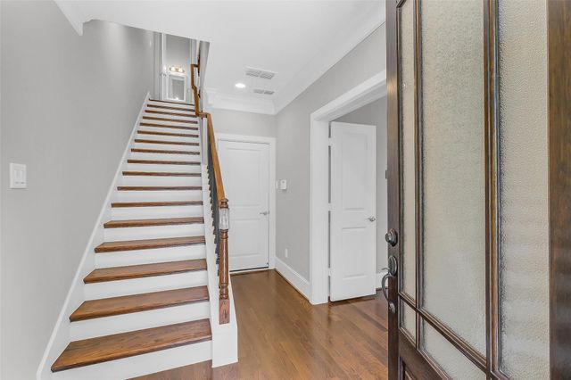 714 N Shepherd Drive, Houston, TX 77007