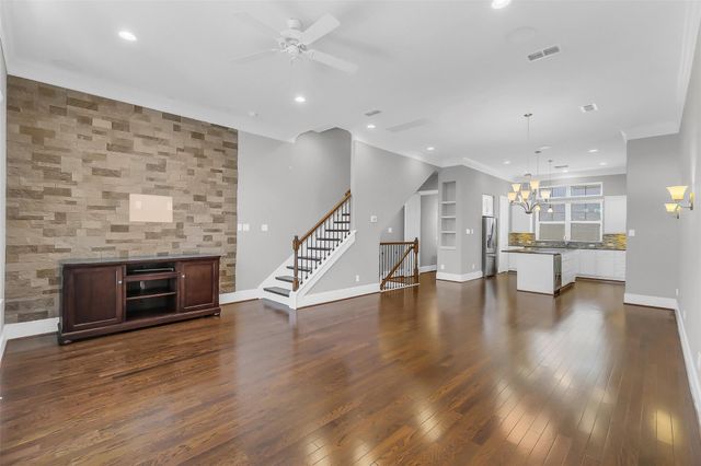 714 N Shepherd Drive, Houston, TX 77007