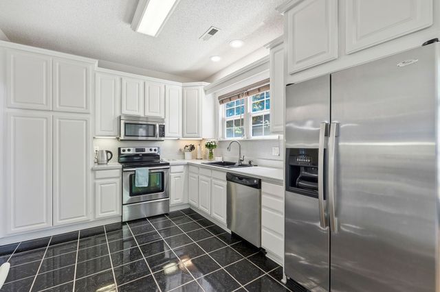810 Brenda Pl., Myrtle Beach, SC 29577
