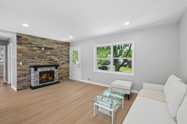 820 7th Avenue E, Shakopee, MN 55379