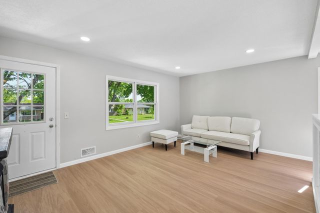 820 7th Avenue E, Shakopee, MN 55379