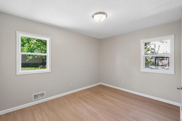 820 7th Avenue E, Shakopee, MN 55379