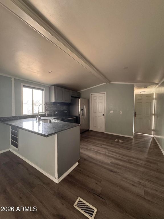 Image 9 of property listing at 8601 N 71st Avenue 52, Glendale, AZ 85301