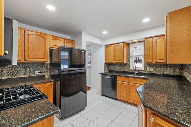 5704 Willow Terrace Dr, Bethel Park, PA 15102