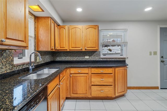 5704 Willow Terrace Dr, Bethel Park, PA 15102