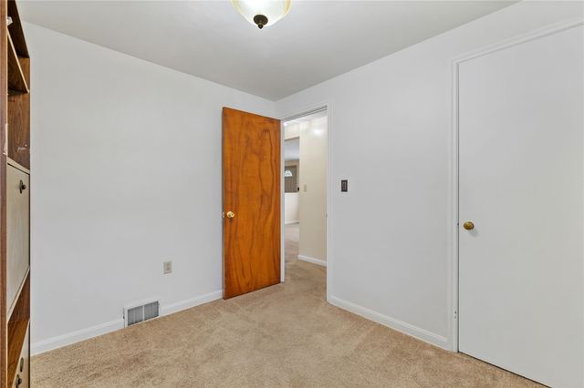 5704 Willow Terrace Dr, Bethel Park, PA 15102