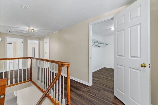 5704 Willow Terrace Dr, Bethel Park, PA 15102