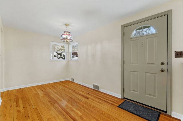 5704 Willow Terrace Dr, Bethel Park, PA 15102