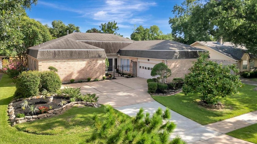 16410 Glenshannon Drive, Houston, TX 77059