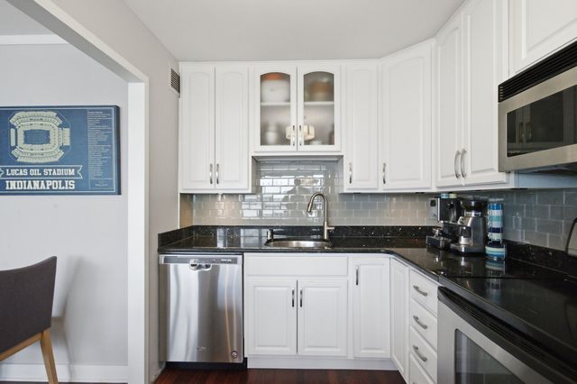 3550 N Lake Shore Drive 2707, Chicago, IL 60657