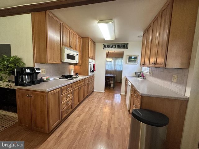 3910 FOREST GROVE DR, Annandale, VA 22003