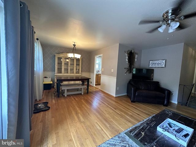 3910 FOREST GROVE DR, Annandale, VA 22003