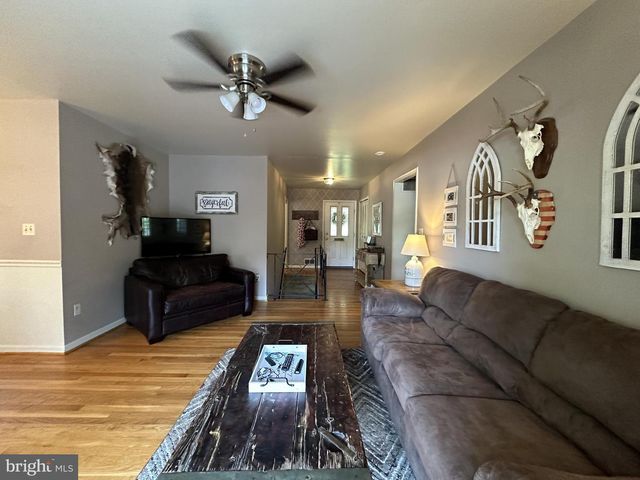 3910 FOREST GROVE DR, Annandale, VA 22003