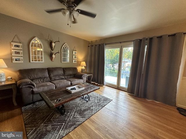 3910 FOREST GROVE DR, Annandale, VA 22003