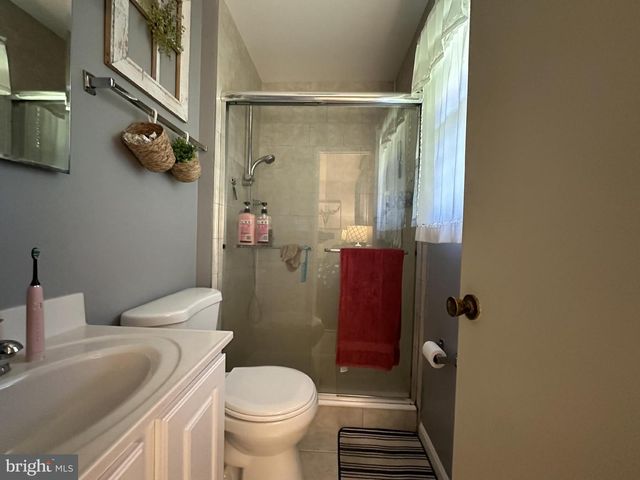 3910 FOREST GROVE DR, Annandale, VA 22003
