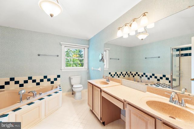 8 GOLFVIEW DR, Warminster, PA 18974