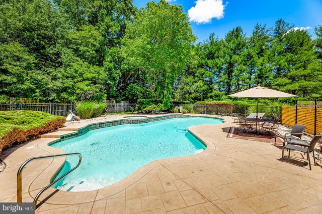 8 GOLFVIEW DR, Warminster, PA 18974