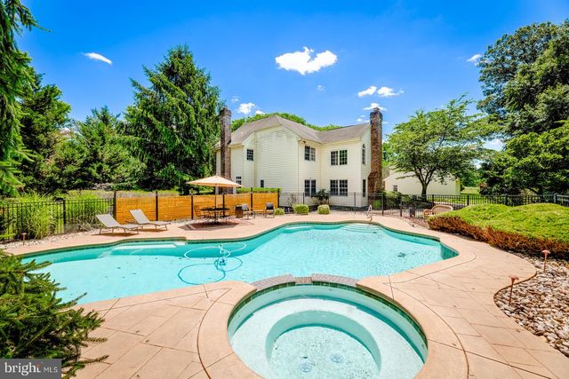 8 GOLFVIEW DR, Warminster, PA 18974