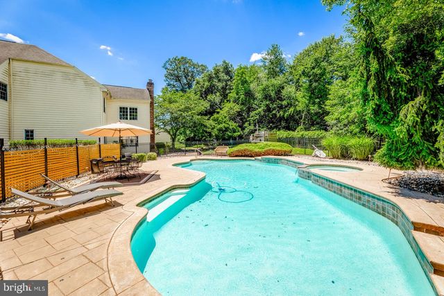 8 GOLFVIEW DR, Warminster, PA 18974