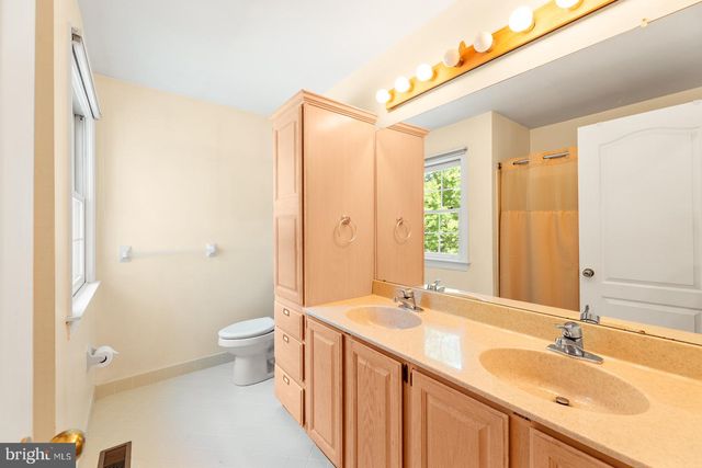 8 GOLFVIEW DR, Warminster, PA 18974