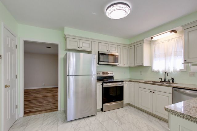 457 Country Club Ct, Clarksville, TN 37043