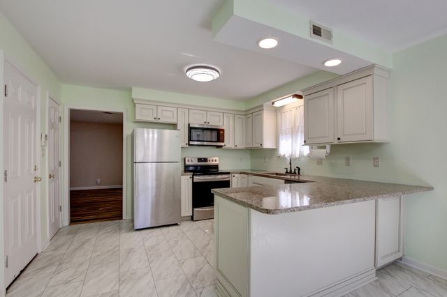 457 Country Club Ct, Clarksville, TN 37043