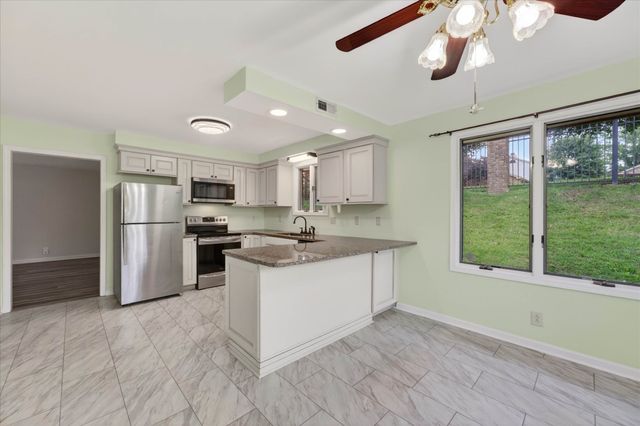 457 Country Club Ct, Clarksville, TN 37043