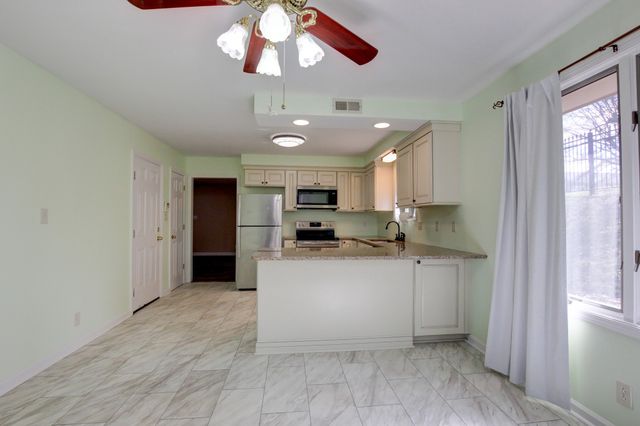 457 Country Club Ct, Clarksville, TN 37043
