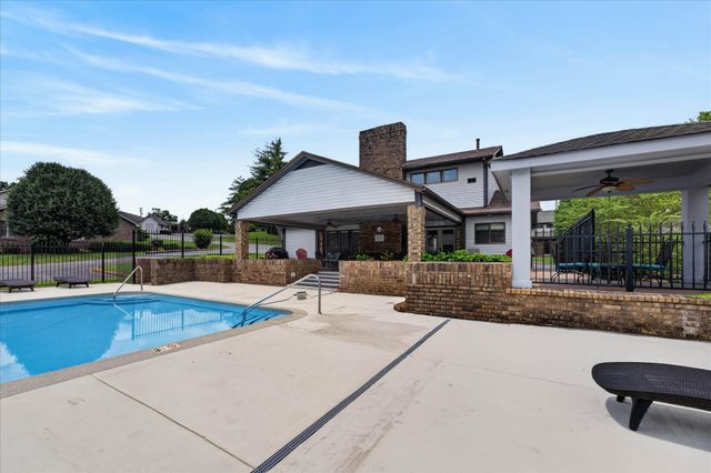 457 Country Club Ct, Clarksville, TN 37043