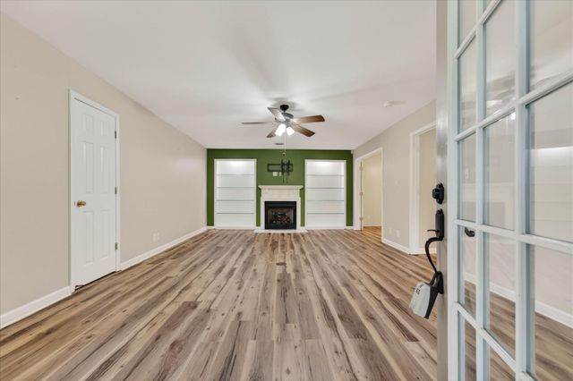457 Country Club Ct, Clarksville, TN 37043