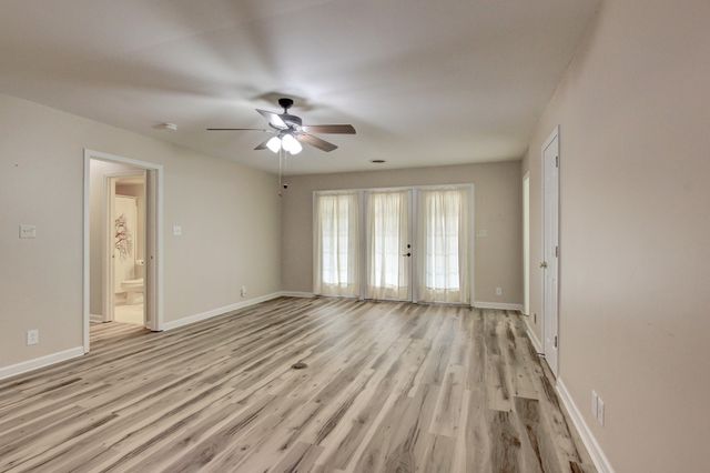 457 Country Club Ct, Clarksville, TN 37043