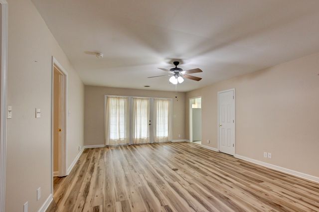 457 Country Club Ct, Clarksville, TN 37043