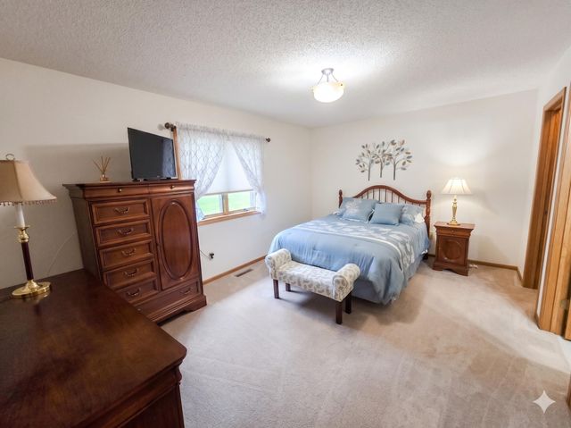 2126 Vierling Drive E, Shakopee, MN 55379
