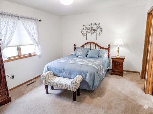 2126 Vierling Drive E, Shakopee, MN 55379