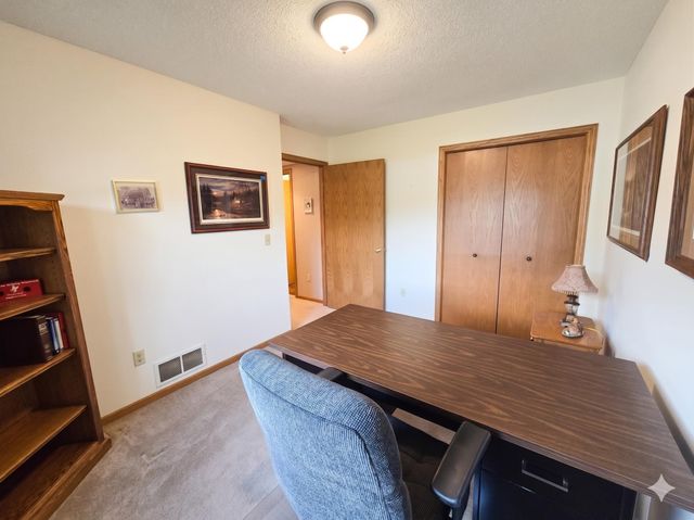 2126 Vierling Drive E, Shakopee, MN 55379