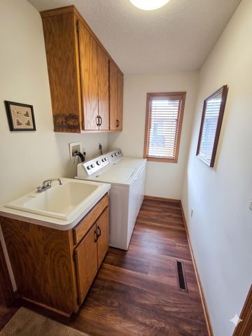 2126 Vierling Drive E, Shakopee, MN 55379