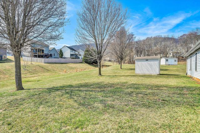 6008 Farmhouse LN, Roanoke, VA 24012