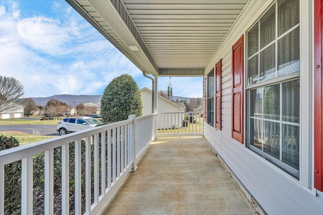 6008 Farmhouse LN, Roanoke, VA 24012