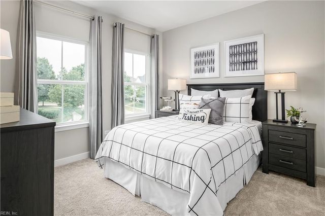 303 Iris CIR, Moyock, NC 27958