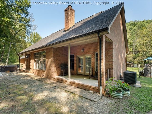 2290 Trace Creek Road, Hurricane, WV 25526