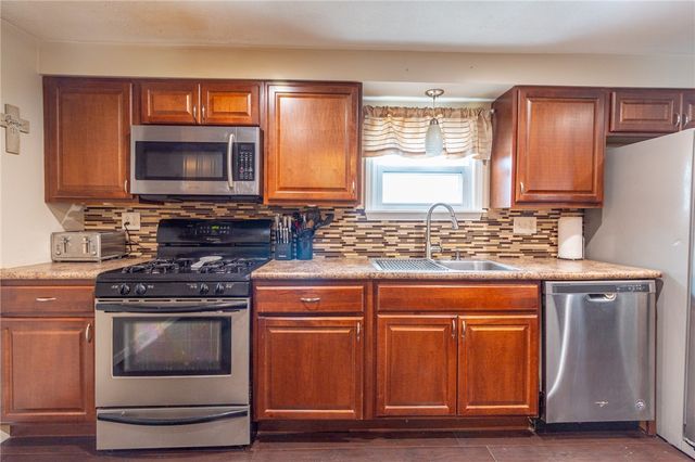 6808 Monroe Ave, West Mifflin, PA 15122